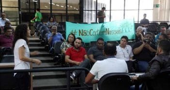 Secretária vai à Câmara explicar corte de árvores e diz que encaminha laudos ao Ministério Público na segunda-feira