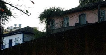 Empresário e Prefeitura reformam casarões, enquanto outros correm risco de tombar ao chão