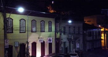 Iluminação pública em Itabira será terceirizada. Centro histórico deve ganhar rede subterrânea
