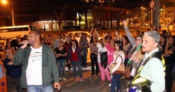 Servidores municipais cruzam parcialmente os braços e podem decidir pela greve geral