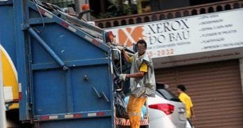 Sujeitos a um trabalho degradante, coletores de lixo ainda sofrem acidentes com resíduos mal-acondicionados
