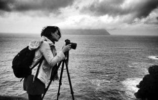 Fotógrafa e ativista, Barbara Veiga lança livro sobre suas experiências em alto-mar