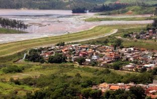 Bairros que podem ser afetados por rompimento de barragem em Itabira recebem as primeiras placas de sinalização, informa a Vale