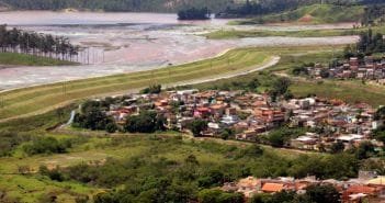 Bairros que podem ser afetados por rompimento de barragem em Itabira recebem as primeiras placas de sinalização, informa a Vale