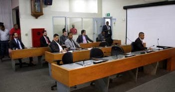 A balbúrdia mudou de lado na Câmara: vereadores batem boca e não se entendem em plenário