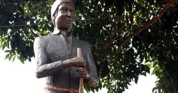 Zumbi de Palmares não está mais maneta na pracinha ao lado da Acrísio de Alvarenga