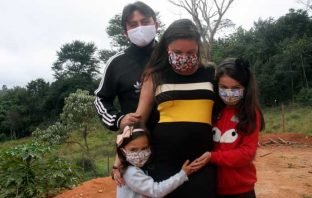 Por amor da tia Aline Monte-Mor, Guilherme nasce em outubro para a alegria das primas-irmãs Elis e Ester
