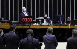 Congresso aprova adiamento das eleições municipais para novembro