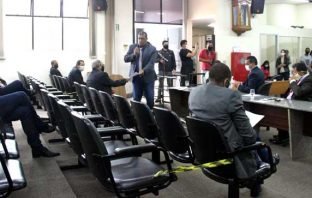 Reginaldo mantém acusação contra presidente da Câmara de participar de “rachadinha”. Heraldo diz que denúncia é “armação”