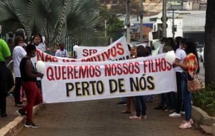 Longe de casa, sofrendo maus-tratos, presos de Itabira querem voltar para o presídio local e familiares fazem manifestações