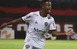 Com vitória de virada em Goiânia, Atlético já é líder do Brasileiro com uma partida a menos