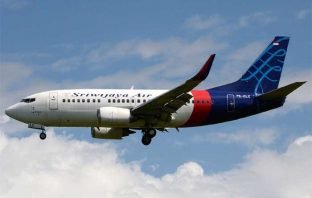Avião desaparece na Indonésia minutos após decolar com 62 pessoas a bordo
