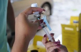 No ritmo lento do país, Itabira ainda vacina quem tem 65 anos, além da segunda dose para quem já deu início à imunização