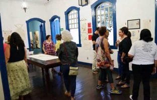 Artistas tricotam o Natal em Itabira e fazem tecituras na Casa de Drummond