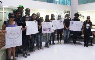 Estudantes da Unifei criam movimento e fazem primeiro protesto no campus de Itabira