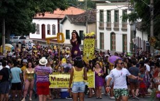 Madalena arrasta multidão de foliões e revive bons momentos do carnaval itabirano