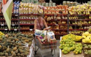 Supermercados têm sofrido pressão para elevar preços por política pró-exportação, diz associação