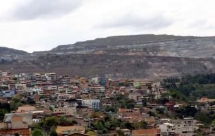 Itabira, vila morena, “hoje o povo é quem mais ordena dentro de tua cidade”