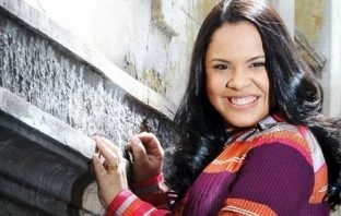 Dayane Damasceno, cantora evangélica, revela bastidores do meio: “Deus não está no gospel”