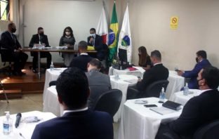 Câmara de Itabira faz reunião no plenarinho com aglomeração em tempo de Covid-19