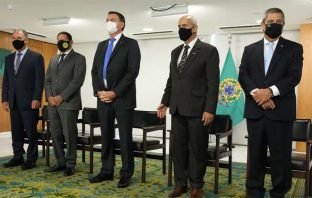 Presidente muda o “centro nervoso” do governo, mas o Centrão avisa: “vamos com Bolsonaro até o cemitério, mas não pulamos na cova”