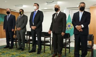 Presidente muda o “centro nervoso” do governo, mas o Centrão avisa: “vamos com Bolsonaro até o cemitério, mas não pulamos na cova”