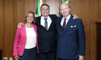 Além de abraçar deputada neonazista, Bolsonaro espalhou a fake news de que seu bisavô foi “soldado de Hitler”